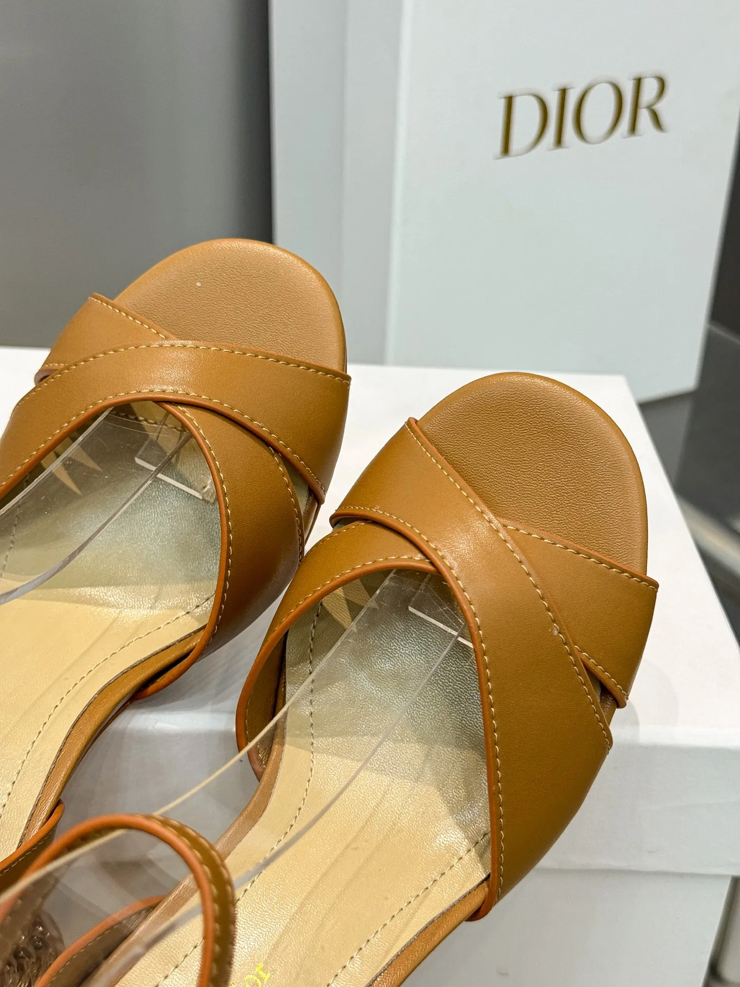 👟👟Ex-factory price 560👟👟 Dior 2024 autumn and winter new Icon series cylindrical heel ankle strap women's shoes CD star same style high-heeled round toe cross strap color matching sandals Material: imported full-grain calfskin upper + water-dyed sheepskin lining feet + Italian genuine leather outsole Heel height: 8.5CM Size: 35-42 Standard code (40.41.42. Customized, non-refundable)